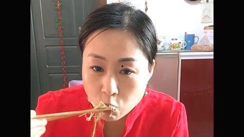 东北人吃瓜蘸酱视频,吃瓜蘸酱,尽享夏日清凉