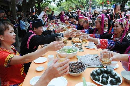 张家口婚礼吃瓜视频,趣味横生瞬间走红网络