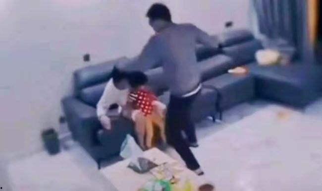 女子吃瓜摔下楼事件视频,视频曝光引网友热议