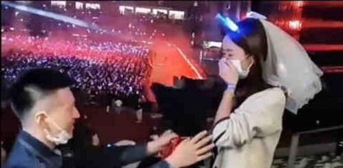 张杰吃瓜粉丝求婚视频播放,吃瓜群众见证甜蜜瞬间