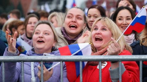 俄罗斯三娃吃瓜视频,揭秘俄罗斯街头美食风情