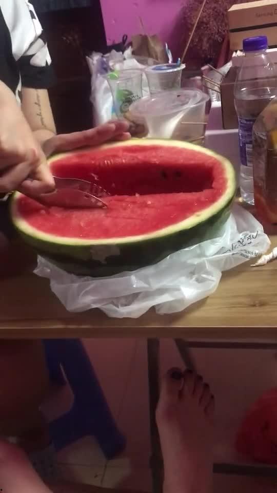 云南宿舍吃瓜视频什么梗,揭秘校园生活里的“瓜田”趣事