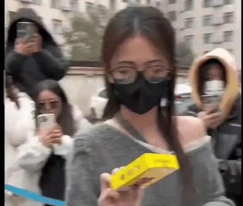 街头采访吃瓜八卦视频,揭秘吃瓜群众眼中的八卦风云