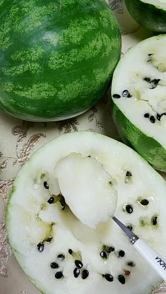 东北人吃蜜瓜视频在线观看,视频带你领略东北人独特食趣