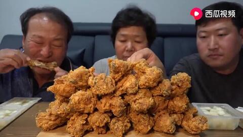 吃瓜郑州一家人视频,趣味横生的家庭生活瞬间